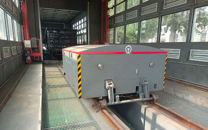 鋼鐵巨龍，縱橫無(wú)界：公鐵兩用軌道牽引車的非凡使命